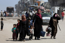 Palestínčania nesú svoje veci pri úteku zo svojich domovov po tom, čo izraelská armáda vydala príkazy na evakuáciu z centra Chán Júnis v južnom pásme Gazy 3. júna 2025. FOTO: REUTERS