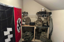 Na snímke tajné zásoby zbraní a výzbroje, okrem iného guľomet a granátomety, ako aj nacistické príslušenstvo, ktoré sa našlo pri razii v jednom z domov v americkom meste Lacey. FOTO TASR/AP