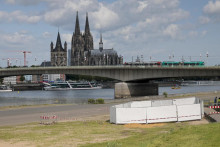 Jedna z troch nevybuchnutých bômb z druhej svetovej vojny je oplotená sieťami, zatiaľ čo sa špecialisti pripravujú na ich zneškodnenie v Kolíne nad Rýnom. FOTO: TASR/AP