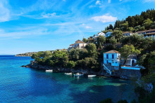 Na Ithake môžete preskúmať ruiny Odyseovho paláca z 8. storočia pred naším letopočtom alebo podniknúť dobrodružnú cestu ku kostolu Svätej Márie v Anogi pokrytému byzantskými freskami. Pláže sú tu poväčšine malé, ale voda priezračná. Hlavne ide však o jeden z mála ostrovov, kde budete takmer sami. FOTO: Pixabay