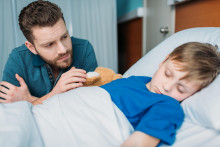Sprevádzajúca osoba bude môcť zostať pri dieťati aj mimo návštevných hodín.