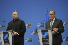 Ukrajinský šéf obrany Rustem Umerov a jeho nemecký náprotivok Boris Pistorius. FOTO: TASR/AP