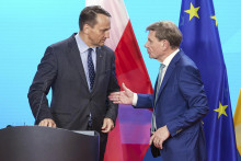 Nemecký minister zahraničných vecí Johann Wadephul (vpravo) a poľský šéf diplomacie Radoslaw Sikorski počas spoločnej tlačovej konferencie v Berlíne. FOTO: TASR/AP