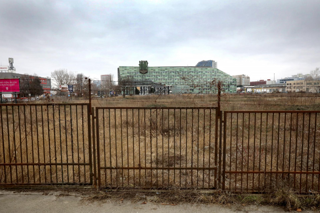 Na zarastenej ploche pri známom obchodnom dome chce developer luxusné byty aj služby. FOTO: Archív HN