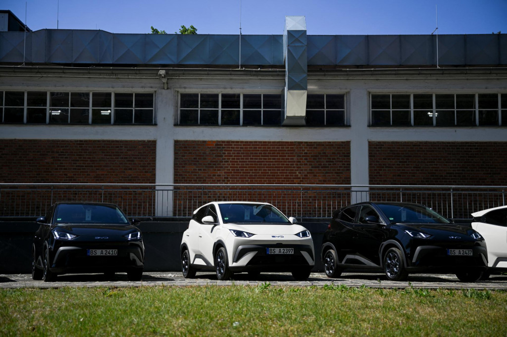 Elektromobily BYD Dolphin Surf sú vystavené pred miestom konania prezentácie vozidiel automobilky BYD v Berlíne v Nemecku 21. mája 2025. FOTO: REUTERS