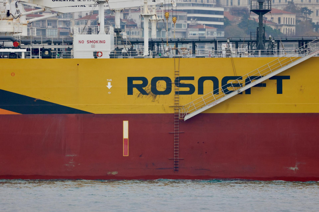 Ropný tanker Akademik Gubkin spoločnosti Rosnefť pod ruskou vlajkou prechádza cez Bosporský prieliv v Istanbule. FOTO: Reuters
