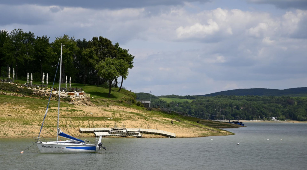 Na snímke nízky stav hladiny vodnej nádrže Domaša - Dobrá 28. mája 2025 v Kvakovciach v okrese Vranov nad Topľou. FOTO: TASR/Roman Hanc