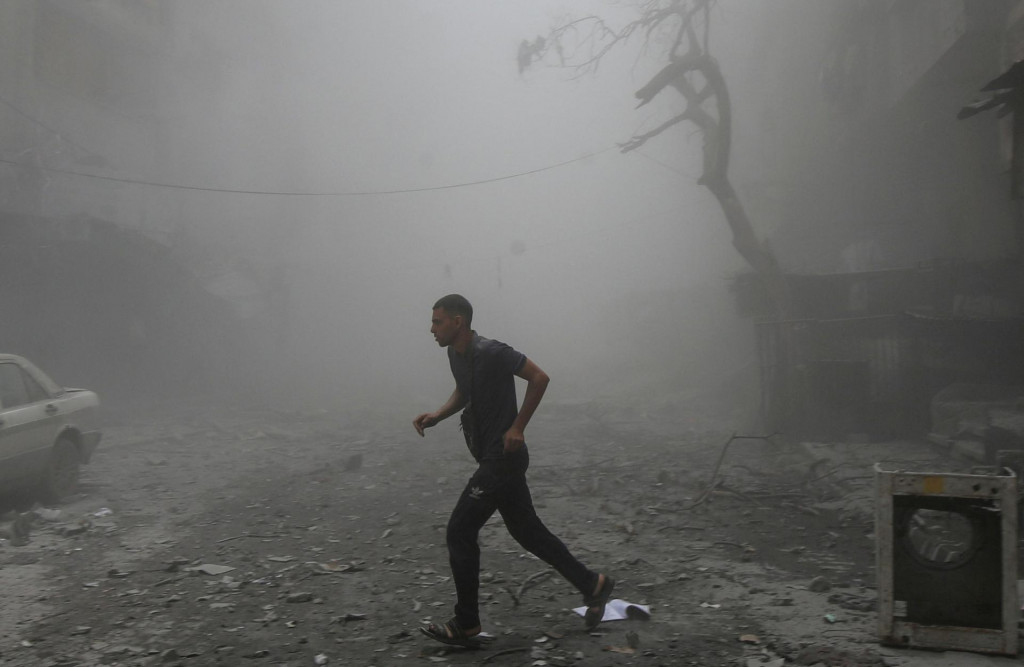 Palestínčan beží na mieste izraelského útoku na dom v meste Gaza 1. júna 2025. FOTO: REUTERS