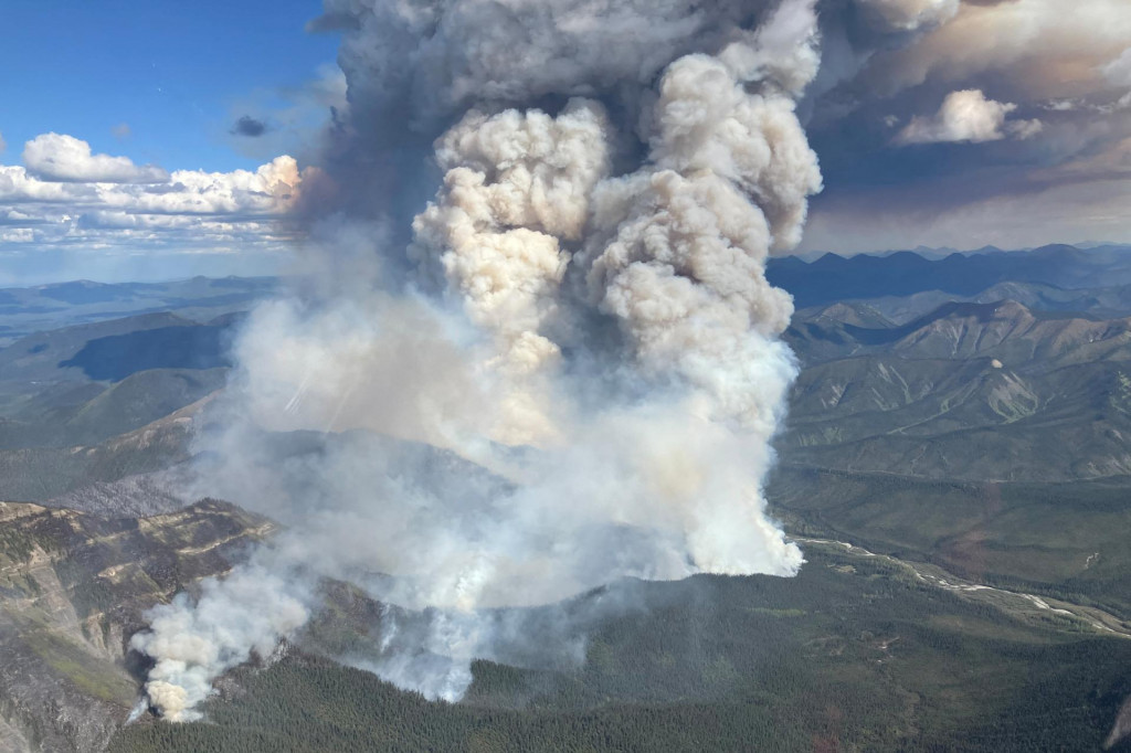 Dym stúpa z lesného požiaru na západne od Fort Nelson v Britskej Kolumbii v Kanade. FOTO:Reuters/BC Wildfire