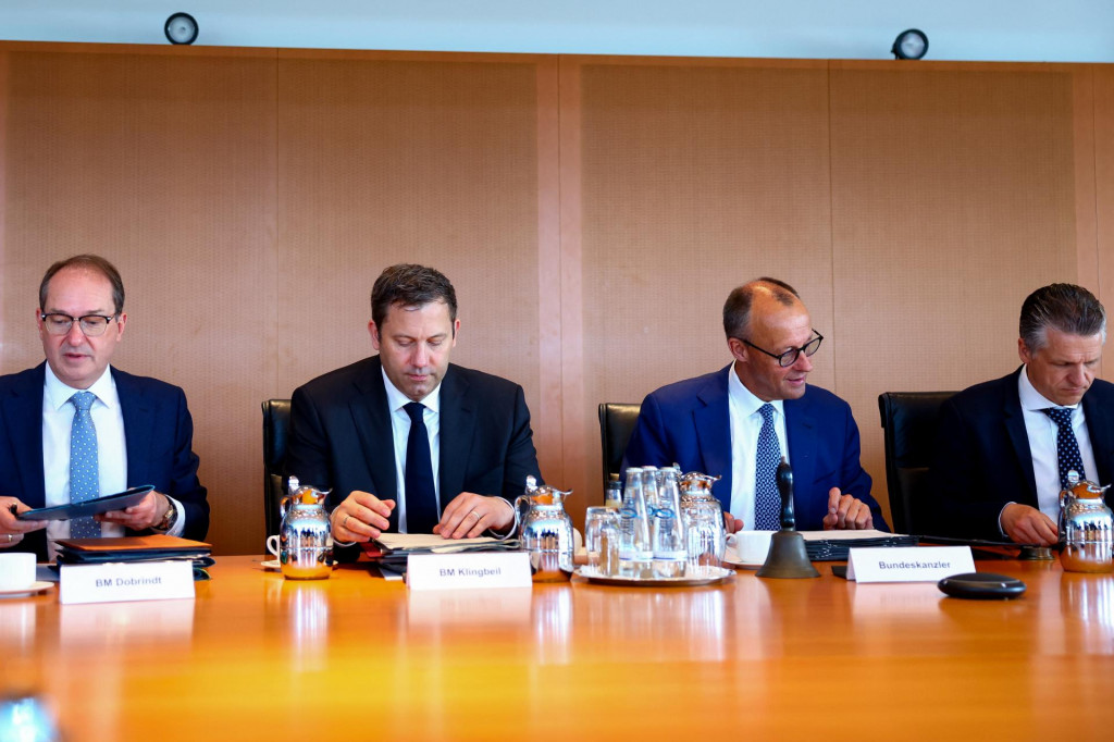 Nemecký minister vnútra, vicekancelár a nemecký minister financií, nemecký kancelár Friedrich Merz a minister pre špeciálne úlohy a šéf spolkového kancelára sa 4. júna 2025 zúčastňujú na zasadnutí vlády na kancelárke v Berlíne, Nemecko. FOTO: REUTERS