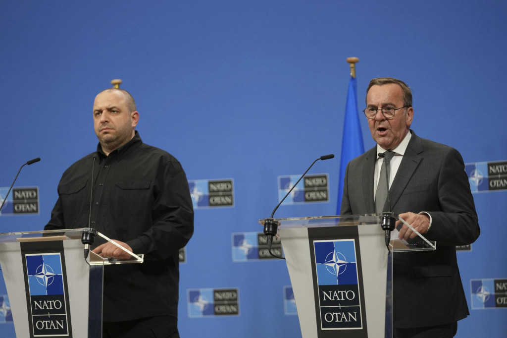 Ukrajinský šéf obrany Rustem Umerov a jeho nemecký náprotivok Boris Pistorius. FOTO: TASR/AP