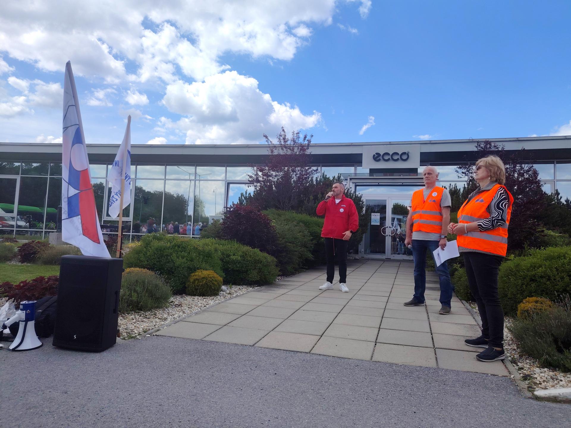 Vyhlásenie štrajku v končiacom podniku Ecco podporila väčšina zamestnancov