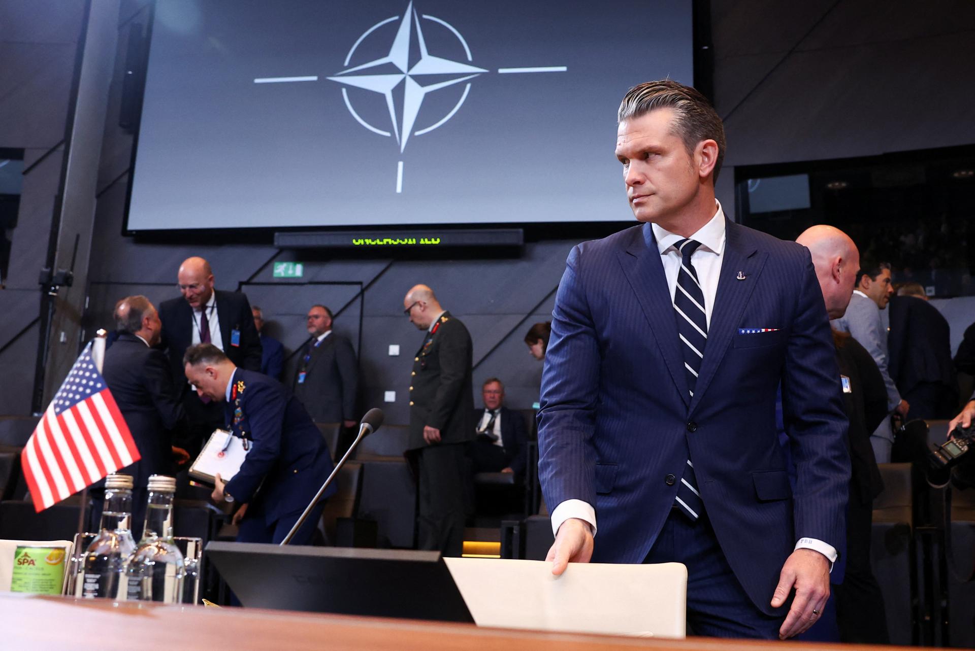 Štáty NATO sú blízko zhody dávať na obranu päť percent HDP, tvrdí americký minister obrany