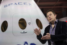 Elon Musk vedľa rakety Dragon. FOTO: Reuters