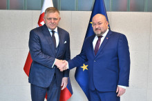 Na snímke vľavo predseda vlády SR Robert Fico a vpravo šéf rezortu Rudolf Huliak.

FOTO: TASR/ J. Kotian