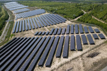 Investície do solárnej energie by mali v roku 2025 dosiahnuť 450 miliárd dolárov, zatiaľ čo výdavky na batériové úložiská by mali vzrásť na približne 66 miliárd dolárov. FOTO: REUTERS