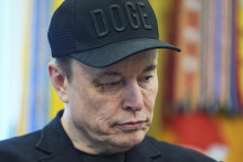 iliardár Elon Musk počúva amerického prezidenta Donalda Trumpa (nie je na snímke) na tlačovej konferencii v Oválnej pracovni Bieleho domu vo Washingtone. FOTO: TASR/AP