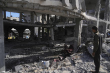 Palestínčan skúma trosky mešity Al-Ansar počas izraelského bombardovania Pásma Gazy v meste Dajr al-Balah. FOTO: TASR/AP