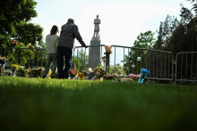 Sulajmán hodil do skupiny približne 20 účastníkov nedeľňajšieho zhromaždenia dve zápalné fľaše, takzvané Molotovove koktaily, striekal na nich benzín a kričal „Slobodu Palestíne“. FOTO: REUTERS