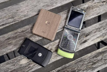 Nový Razr 60 Ultra je špičkový smartfón s ohybným displejom, ktorý nadväzuje na tradíciu modelov Razr značky Motorola. Tá trvá s určitou prestávkou už 21 rokov. S pôvodným modelom má novinka v podstate spoločné iba meno, aj keď drobný odkaz na legendárne véčko tu predsa len je.
