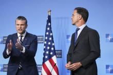 Americký minister obrany Pete Hegseth (vľavo) a generálny tajomník NATO Mark Rutte (vpravo) počas tlačovej konferencie pred rokvoaním ministrov obrany členských štátov NATO v Bruseli. FOTO: TASR/AP