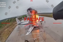 Záber z videa, na ktorom ukrajinské drony ”Osa” ničia ruské bombardéry. FOTO: YouTube/Kyiv Independent