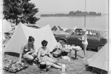 Horúce letné dní vylákali tisíce ľudí k osvieženiu sa pri vode, k najnavštevovanejším oblastiam patrila v roku 1971 jedna z najväčších slovenských priehrad na Orave, fotografia je z 30. júla. FOTO: Profimedia