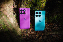 Spoločnosť Motorola ponúka zákazníkom dva podobné smartfóny v zásadne odlišnej cene. Modely Edge 60 Pro (fialový) a Edge 60 Fusion (tyrkysový) patria do vrcholnej série telefónov s klasickou konštrukciou, ale sú určené pre odlišných záujemcov.