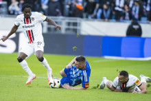 Kelvin Ofori (vľavo) v zápase proti Slovanu. Ghanský krídelník by mal byť prvou posilou úradujúceho slovenského majstra. FOTO: TASR/J. Kotian