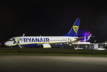 KK10 Memmingen - Lietadlo spoločnosti Ryanair stojí na odbavovacej ploche letiska v juhonemeckom Memmingene v stredu 4. júna 2025, keď lietadlo núdzovo pristálo kvôli turbulenciám. Osem ľudí sa zranilo na palube lietadla spoločnosti Ryanair, ktoré muselo v stredu večer núdzovo pristáť v južnom Nemecku pre turbulencie spôsobené silnou búrkou. Lietadlo so 179 cestujúcimi a šiestimi členmi posádky smerovalo z Berlína do Milána. FOTO TASR/AP
A Ryanair passenger jet stands on the apron at Memmingen Airport, southern Germany, Wednesday, June 4, 2025, as the plane made an emergency landing due to the turbulence. (Jason Tschepljakow/dpa via AP) FOTO: Jason Tschepljakow
