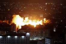 Dym stúpa po izraelskom útoku na južné predmestia Bejrútu. FOTO: Reuters