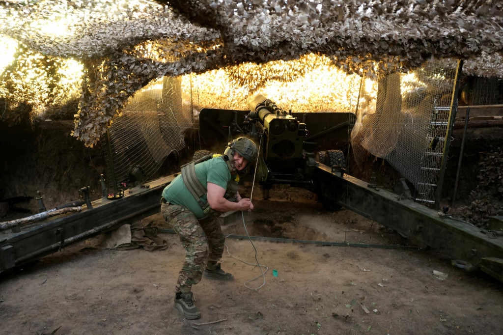 Ukrajinský vojak strieľa z húfnice na ruské jednotky neďaleko mesta Kupiansk. FOTO: Reuters