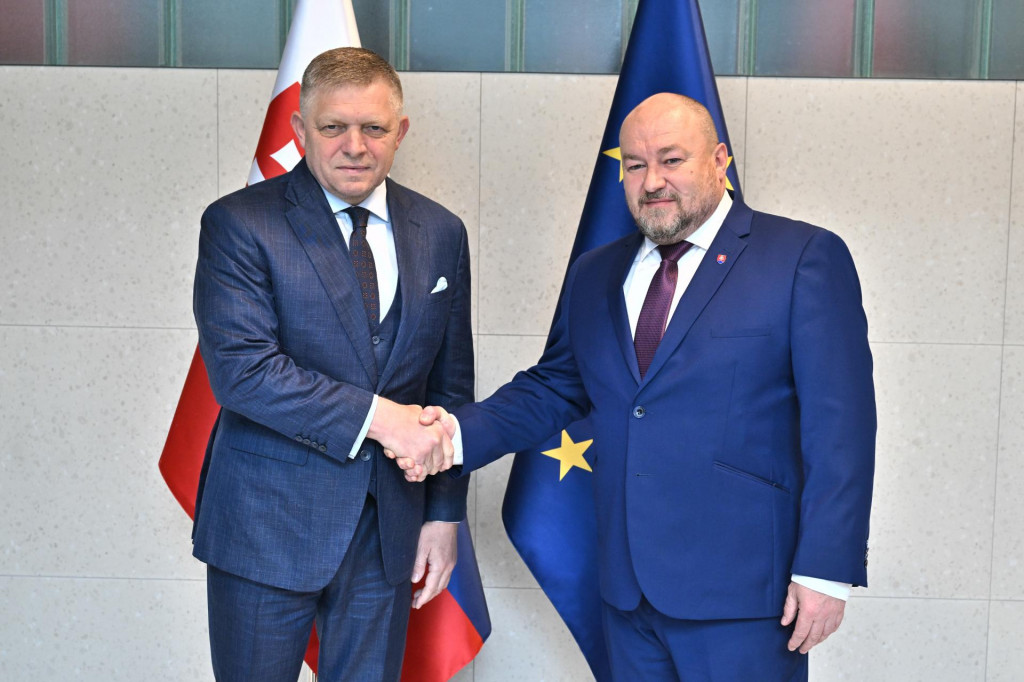 Na snímke vľavo predseda vlády SR Robert Fico a vpravo šéf rezortu Rudolf Huliak.

FOTO: TASR/ J. Kotian