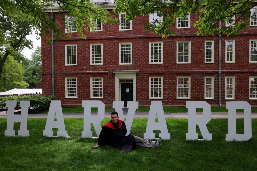 Vstup bude blokovaný všetkým nových študentom prijatým na Harvard, s výnimkou prípadov, ktoré budú podľa posúdenia vlády „v národnom záujme“. FOTO: REUTERS