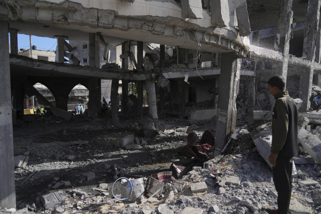 Palestínčan skúma trosky mešity Al-Ansar počas izraelského bombardovania Pásma Gazy v meste Dajr al-Balah. FOTO: TASR/AP