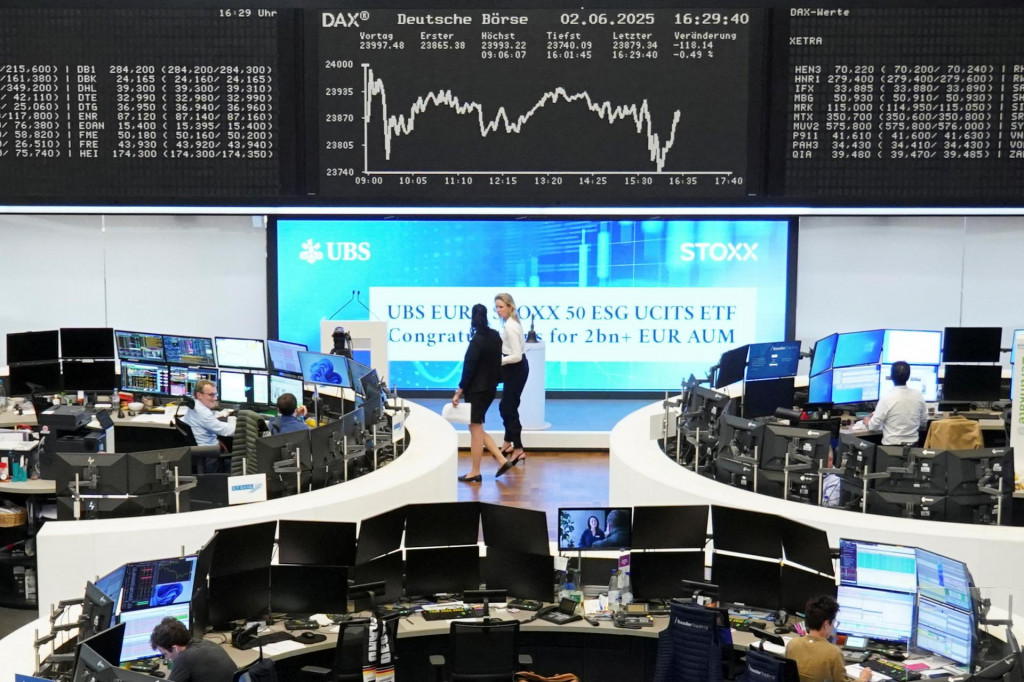 Graf nemeckého akciového indexu DAX je zobrazený na burze cenných papierov vo Frankfurte nad Mohanom 2. júna 2025. FOTO: REUTERS
