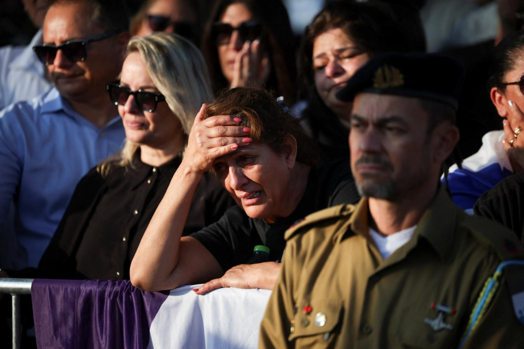 Ľudia sa zúčastňujú na pohrebe izraelského vojaka, ktorý bol zabitý počas prebiehajúceho konfliktu v Gaze medzi Izraelom a Hamasom. FOTO: REUTERS