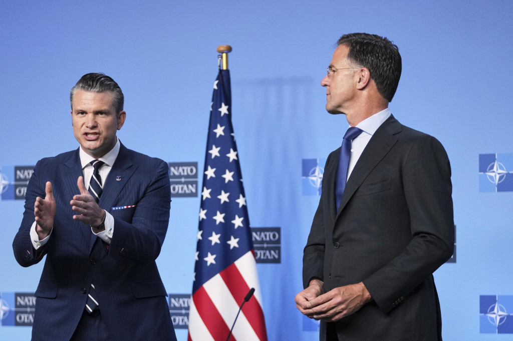 Americký minister obrany Pete Hegseth (vľavo) a generálny tajomník NATO Mark Rutte (vpravo) počas tlačovej konferencie pred rokvoaním ministrov obrany členských štátov NATO v Bruseli. FOTO: TASR/AP