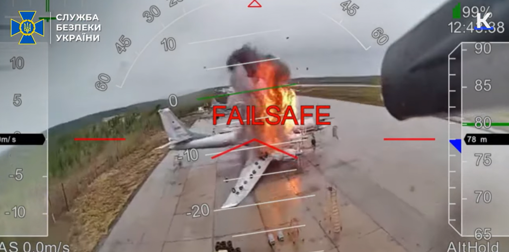 Záber z videa, na ktorom ukrajinské drony ”Osa” ničia ruské bombardéry. FOTO: YouTube/Kyiv Independent