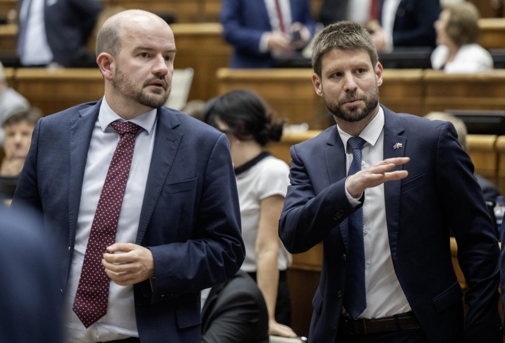 Na snímke opoziční poslanci Martin Dubéci a Michal Šimečka z PS počas štvrtkovej schôdze. FOTO: TASR/M. Baumann