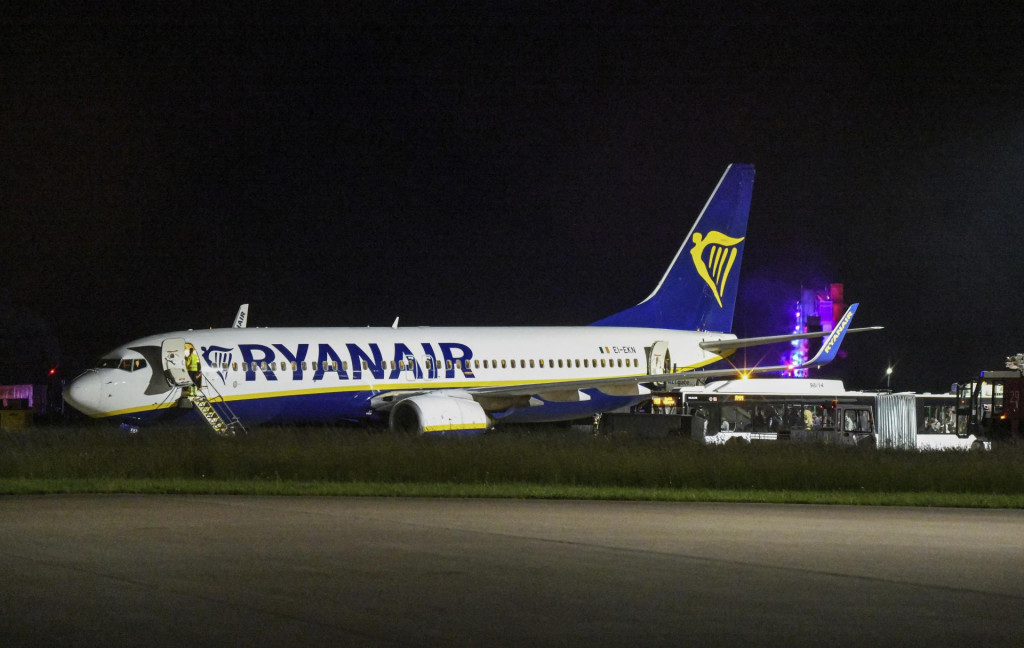 KK10 Memmingen - Lietadlo spoločnosti Ryanair stojí na odbavovacej ploche letiska v juhonemeckom Memmingene v stredu 4. júna 2025, keď lietadlo núdzovo pristálo kvôli turbulenciám. Osem ľudí sa zranilo na palube lietadla spoločnosti Ryanair, ktoré muselo v stredu večer núdzovo pristáť v južnom Nemecku pre turbulencie spôsobené silnou búrkou. Lietadlo so 179 cestujúcimi a šiestimi členmi posádky smerovalo z Berlína do Milána. FOTO TASR/AP
A Ryanair passenger jet stands on the apron at Memmingen Airport, southern Germany, Wednesday, June 4, 2025, as the plane made an emergency landing due to the turbulence. (Jason Tschepljakow/dpa via AP) FOTO: Jason Tschepljakow
