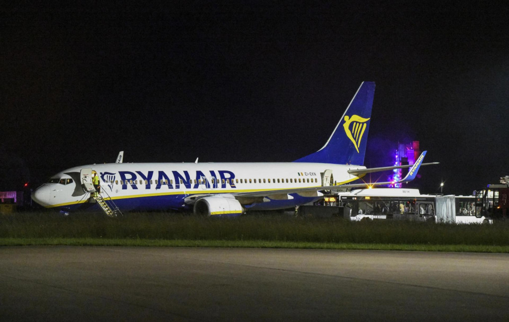 Lietadlo spoločnosti Ryanair muselo núdzovo pristáť v južnom Nemecku pre turbulencie spôsobené silnou búrkou. FOTO: TASR/AP
