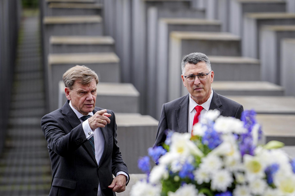 Izraelský minister zahraničných vecí Gideon Saar (vpravo) a jeho nemecký rezortný kolega Johann Wadephul. FOTO: TASR/AP