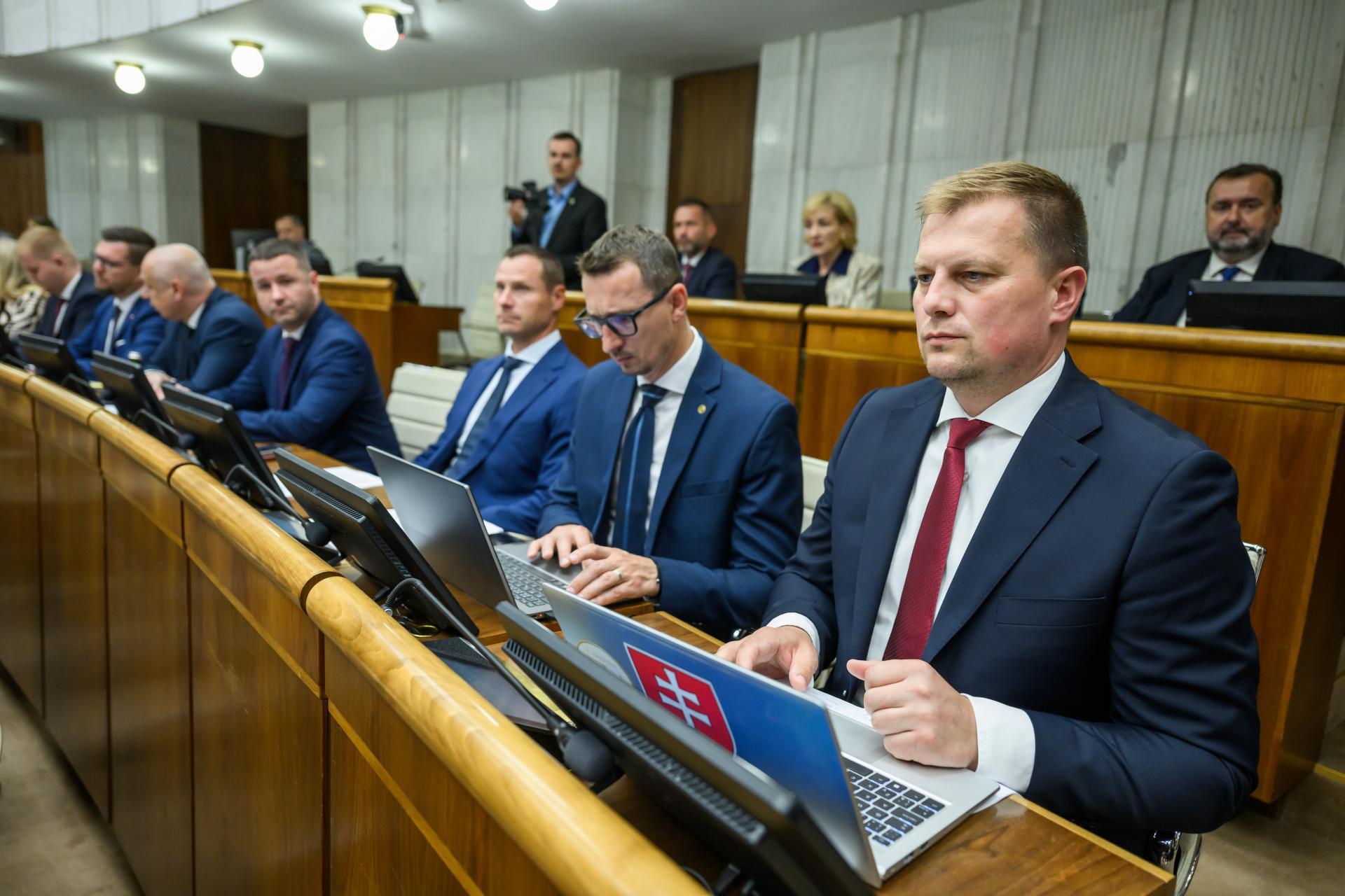 Poslanci parlamentu začali dnešné rokovanie diskusiou o návrhu štátneho záverečného účtu