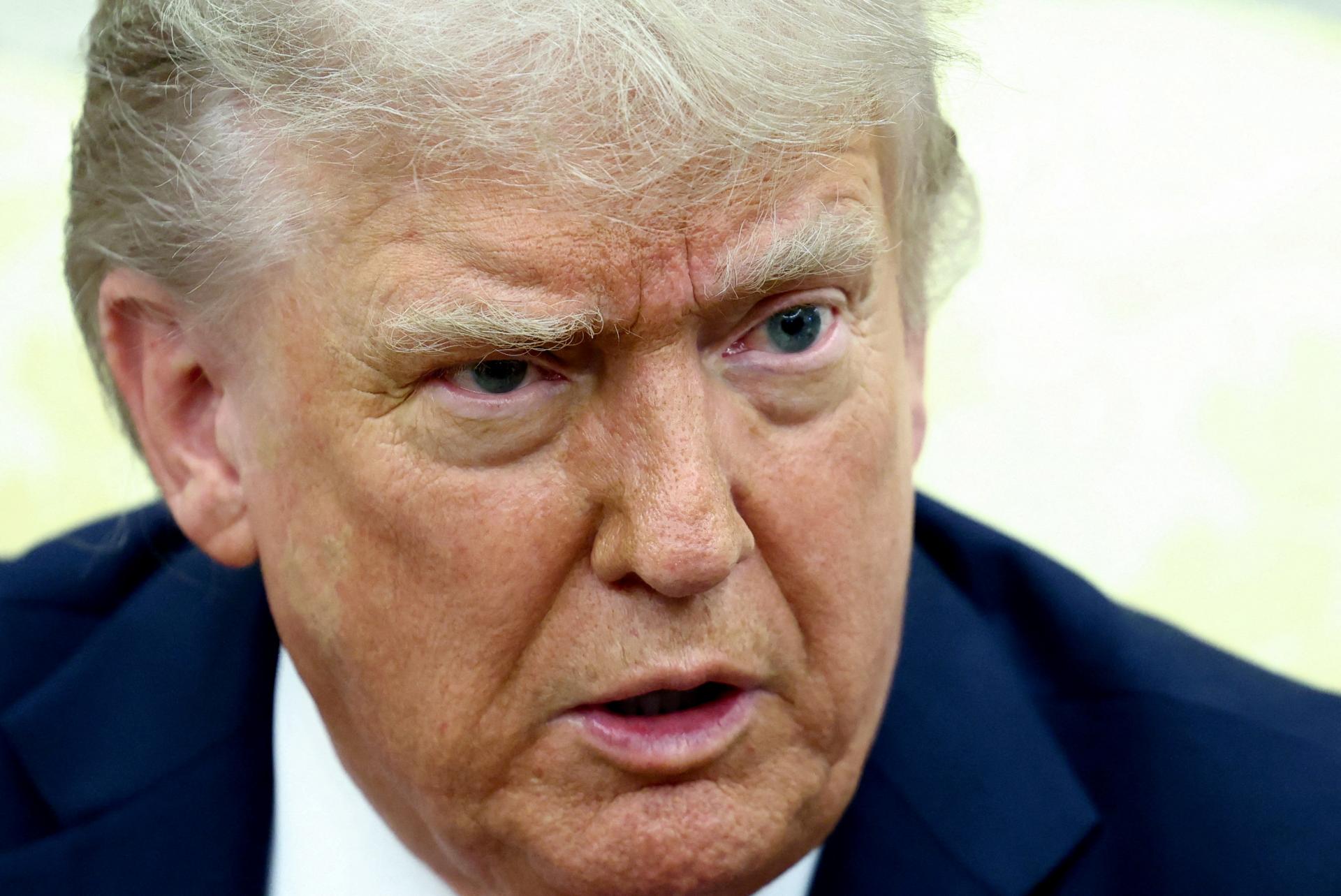Trump chce, aby Fed znížil sadzby o celý percentuálny bod. Napriek dobrej správe o odolnosti trhu práce