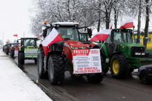 Poľskí farmári protestovali neďaleko hraníc s Ukrajinou proti cenovým tlakom, clám a ekologickej regulácii, sťažnostiam zdieľaných farmármi v celej Európe v Hrubieszowe, Poľsko, 9. februára 2024. FOTO: REUTERS