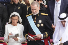 Španielsky kráľ Filip VI. (uprostred) a španielska kráľovná Letizia (vľavo). FOTO: TASR/AP

