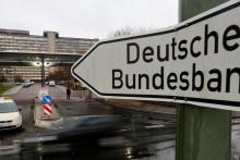Pred ústredím nemeckej federálnej banky Deutsche Bundesbank. FOTO: REUTERS