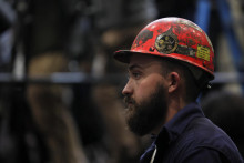 Oceliar počúva prejav amerického prezidenta Donalda Trumpa v závode U.S. Steel Corporation–Irvin Works v meste West Mifflin v Pensylvánii v USA. FOTO: REUTERS