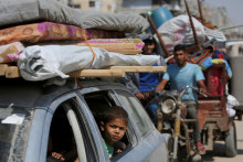 Palestínčania nesú svoje veci pri úteku zo svojich domovov po tom, čo izraelská armáda vydala príkazy na evakuáciu v Chán Júnis v južnom pásme Gazy 3. júna 2025. FOTO: REUTERS